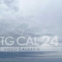 Immagine di cielo nuvoloso, tonalità grigie, con logo TG CAL 24 Video Calabria allineato in basso.