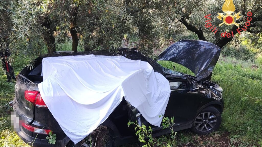 immagine articolo Auto finisce fuori strada a Gizzeria: morto il conducente
