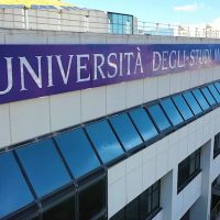 università