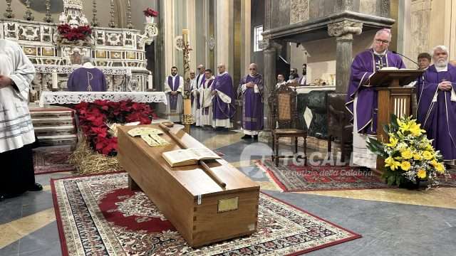 L’ultimo saluto a monsignor Domenico Graziani