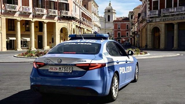 Crotone, droga in casa: un arresto e una denuncia della Polizia