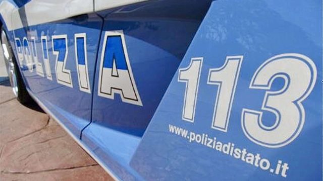 Crotone, danneggia le auto e si scaglia contro gli agenti con una spranga