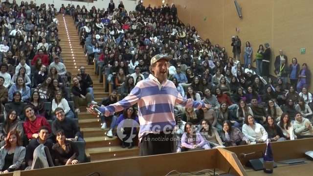 Jovanotti conquista gli studenti dell’università Magna Graecia