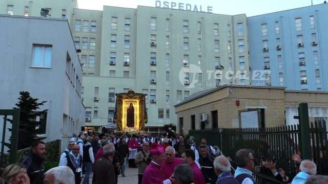 Il Quadro della Madonna di Capocolonna visita i malati dell’ospedale