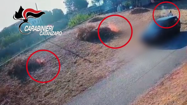 Montauro, dà fuoco a sterpaglie tra auto e camper: denunciato piromane