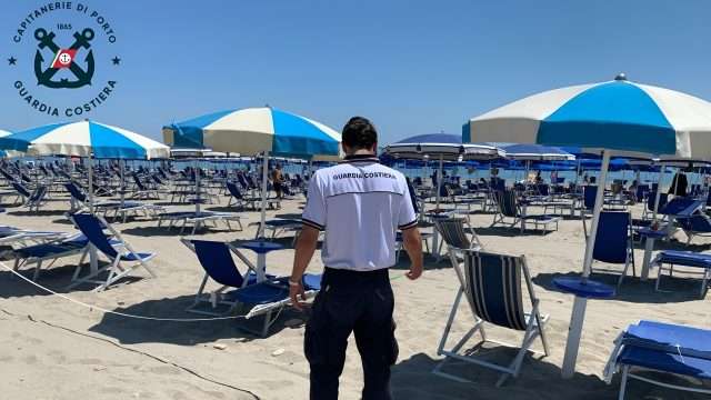 Cirò Marina, occupati abusivamente 2800 metri di spiaggia: tre denunce