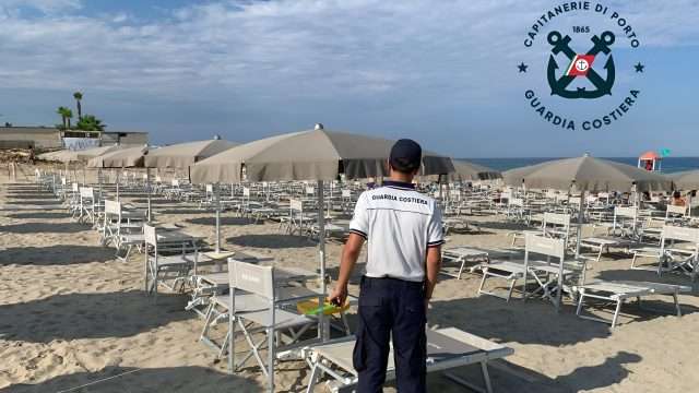 Cirò Marina, occupazione senza permesso: Guardia Costiera libera 375 mq di spiaggia