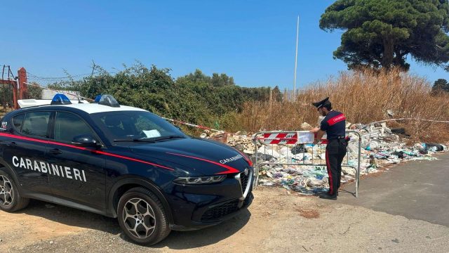 Isola, discarica abusiva a due passi dal centro: area sequestrata