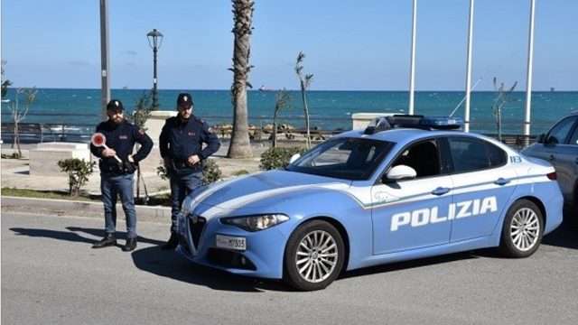 Crotone, minacce e maltrattamenti alla compagna: arrestato un uomo