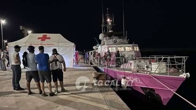 Quarantadue migranti salvati dalla Louise Michel nel Mediterraneo e sbarcati a Crotone