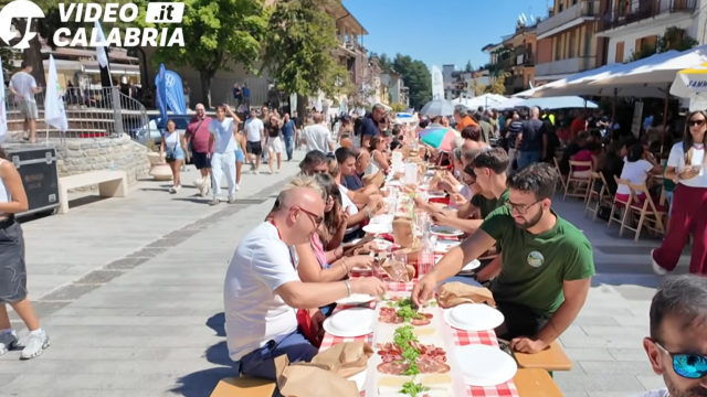 A Camigliatello il “tagliere più lungo d’Italia”: gusto e comunità per rilanciare la Sila