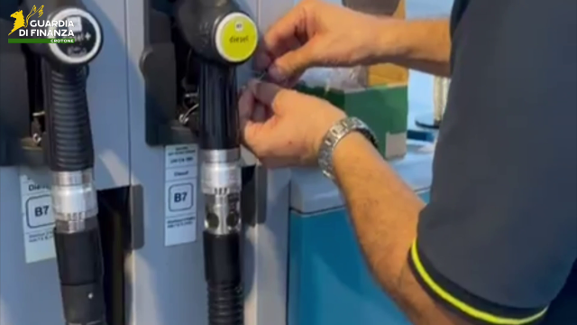 Crotone, acqua nel gasolio: sequestro carburante e denuncia al gestore