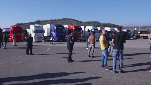 Autotrasportatori in protesta, presidi sulla SS 18
