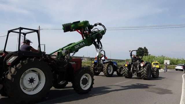 Agricoltori, prosegue la protesta nel Lametino: presidio allo svincolo A2
