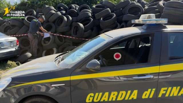 Taurianova, rifiuti abbandonati nell’area ferroviaria: scatta il sequestro